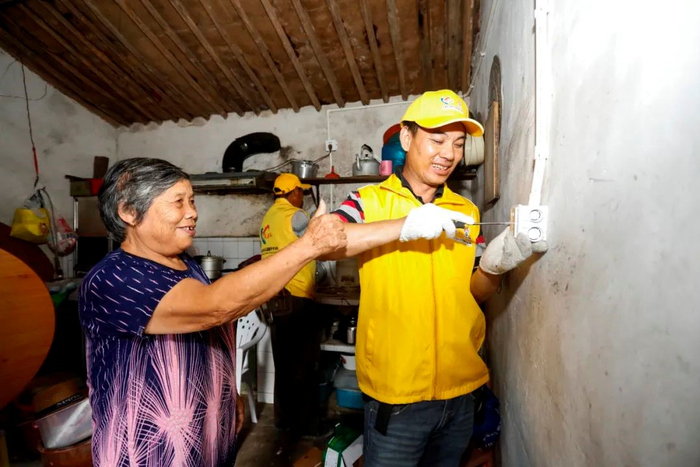 ▲钱海军志愿服务中心五乡供电所志愿分队在鄞州五乡镇张碧凤家里进行改造