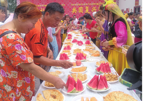 中华中路社区居民欢聚一堂品尝美食庆祝节日 本报记者韦薇 摄