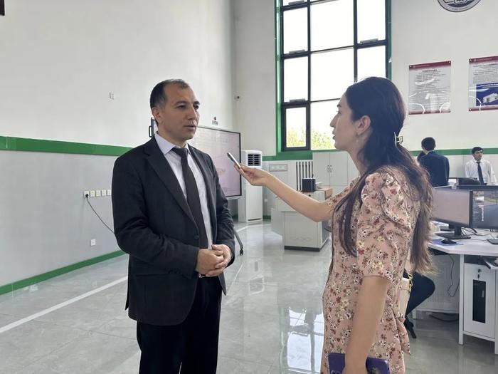 塔吉克斯坦记者在采访。屈佩摄