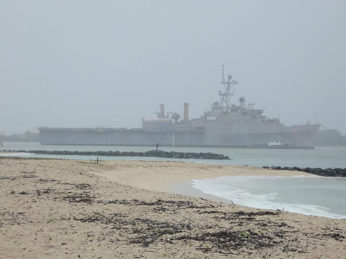 上月18日，“克利夫兰”被从夏威夷瓦胡岛拖离，准备作为演习靶舰 图片来源：社交媒体