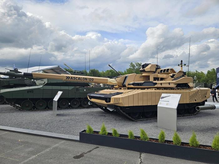 采用“阿斯卡隆”系列火炮的“勒克莱尔进化”坦克（上图）和EMBT ADT 140（下图） （社交媒体）