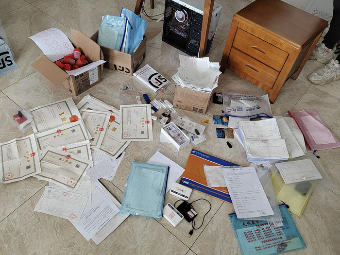 办案人员在一处收网现场查获涉案团伙多项作案证据。