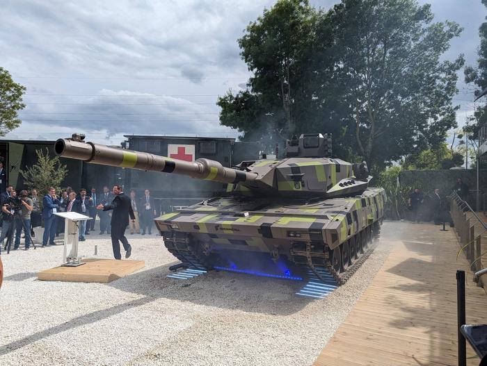 莱茵金属则在本届展会上揭幕了KF51U无人炮塔坦克