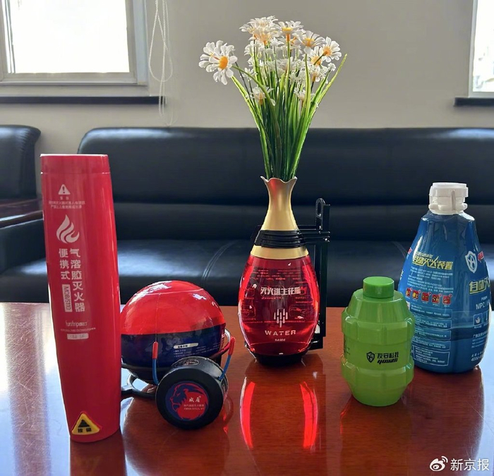 新京报记者购买的“网红”灭火器材。 新京报记者 彭镜陶 摄