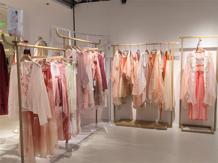 汉尚华莲店内的部分夏季款汉服。（中国商报记者 于佳鑫/摄）