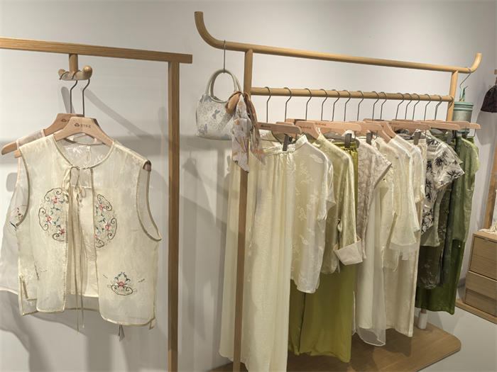 汉尚华莲门店内的新中式服装。（中国商报记者 于佳鑫/摄）
