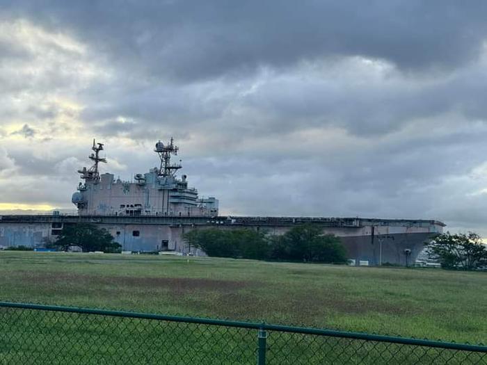 上月底，“塔拉瓦”号被拖至珍珠港内福特岛停泊，进行靶舰前的准备 图片来源：社交媒体