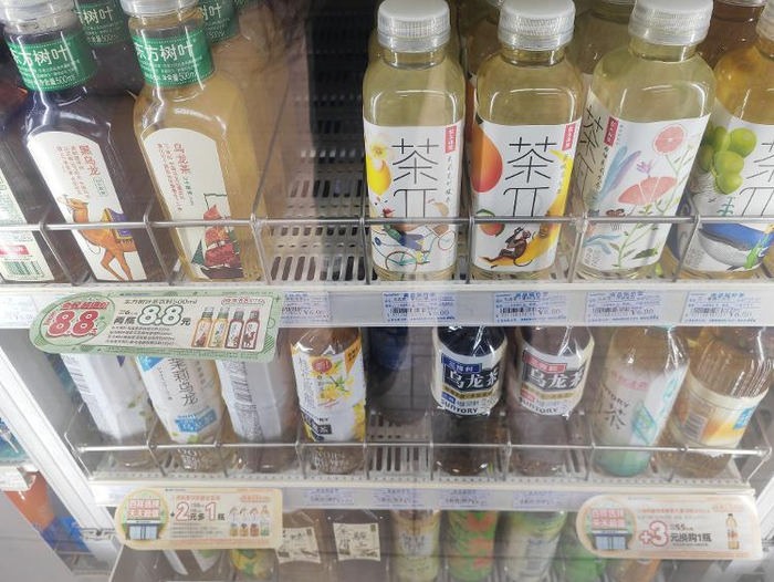 全家冷饮柜 红星资本局摄于6月17日