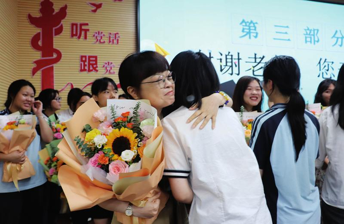     南宁市第三十四中学学生代表为老师献花（学校供图）