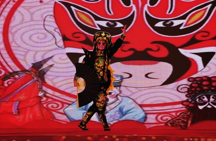     南宁市第二十四中学毕业典礼中的川剧变脸表演（学校供图）