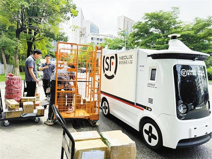     青松西路某园区门口，顺丰小哥正在整理笼车快件。    深圳商报记者 肖晗    通讯员 文丽 摄
