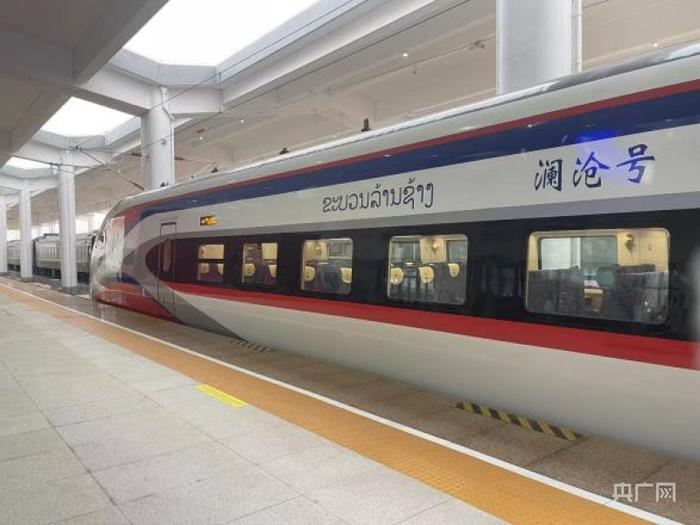 在中老铁路上行驶的中国制造—“澜沧号”列车