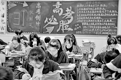 5月7日，安徽省淮南市一中高三学生在认真复习，备战高考。陈彬摄/光明图片