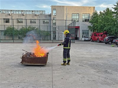 消防员使用便携式气溶胶灭火器灭火，灭火效果不理想。A08-A09版摄影/新京报记者 彭镜陶