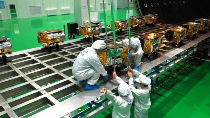   图为长光卫星技术股份有限公司科研人员在开展空间环境试验。（拍摄于1月10日）新华社记者 王晓林 摄