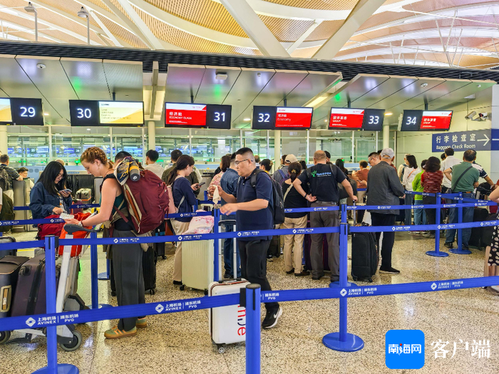 　　旅客有序值机。海南航空供图