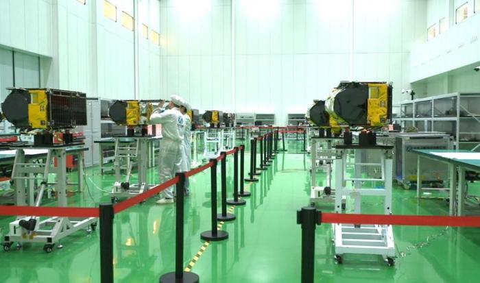   图为长光卫星技术股份有限公司科研人员对卫星产品进行总装测试。（拍摄于1月10日）新华社记者 王晓林 摄
