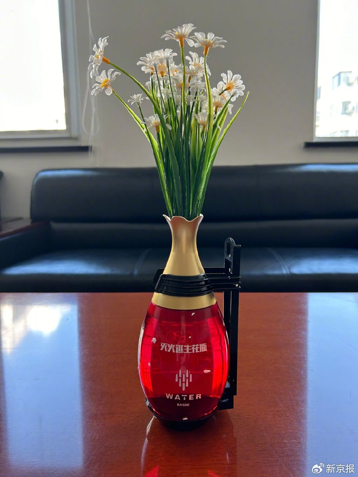 新京报记者购买的“灭火花瓶”。 新京报记者 彭镜陶 摄