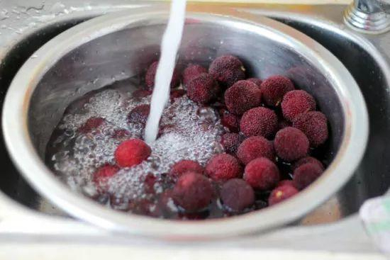 ▲流水冲洗的杨梅