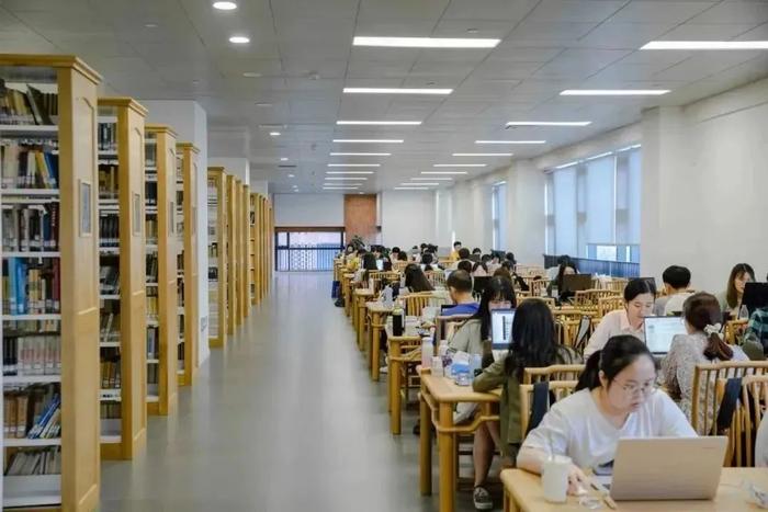 学生在图书馆学习 图源：“浙江大学”微信公众号