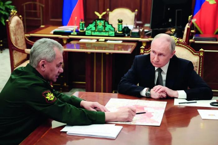 2024年2月20日，俄罗斯总统普京（右）和时任国防部长绍伊古。图/视觉中国