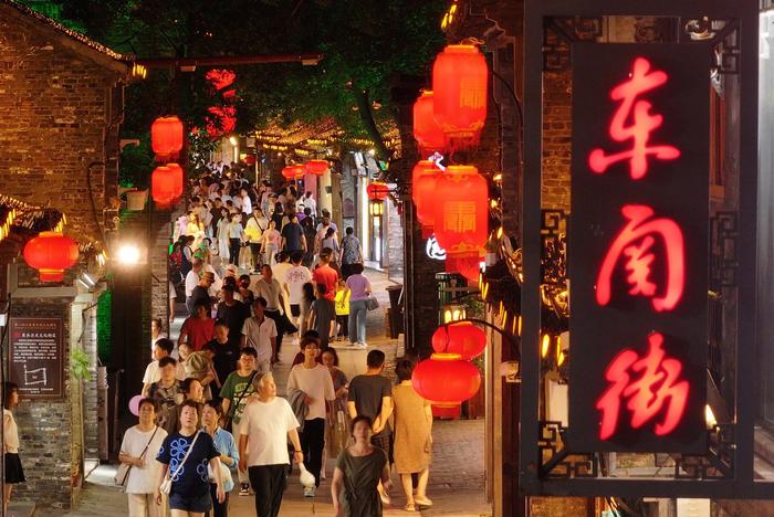江苏扬州：“夜经济”点亮古街夏日夜生活（图片来源：视觉中国）