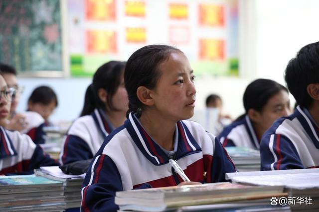 1.“新家新生活：时政镜下的变迁” 果洛 西宁 拉毛 学生 民族中学 青海省 校园 校歌 音乐课 果洛州 sina.cn 第4张