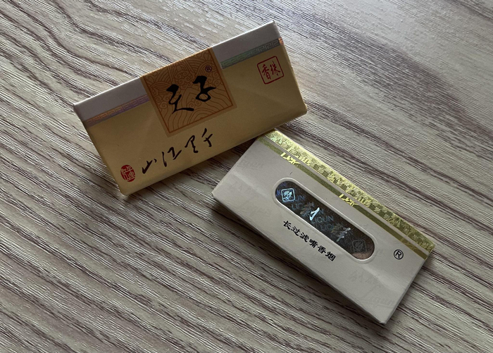 用烟盒折叠的烟卡 新京报贝壳财经记者 覃澈 摄