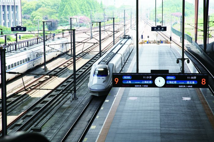 长三角“超级环线”高铁列车驶进苏州站