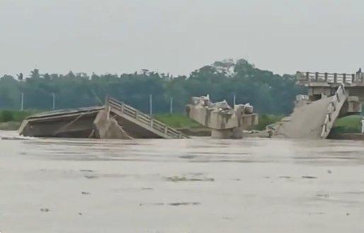 桥梁坍塌现场（印度新德里电视台视频画面截图）