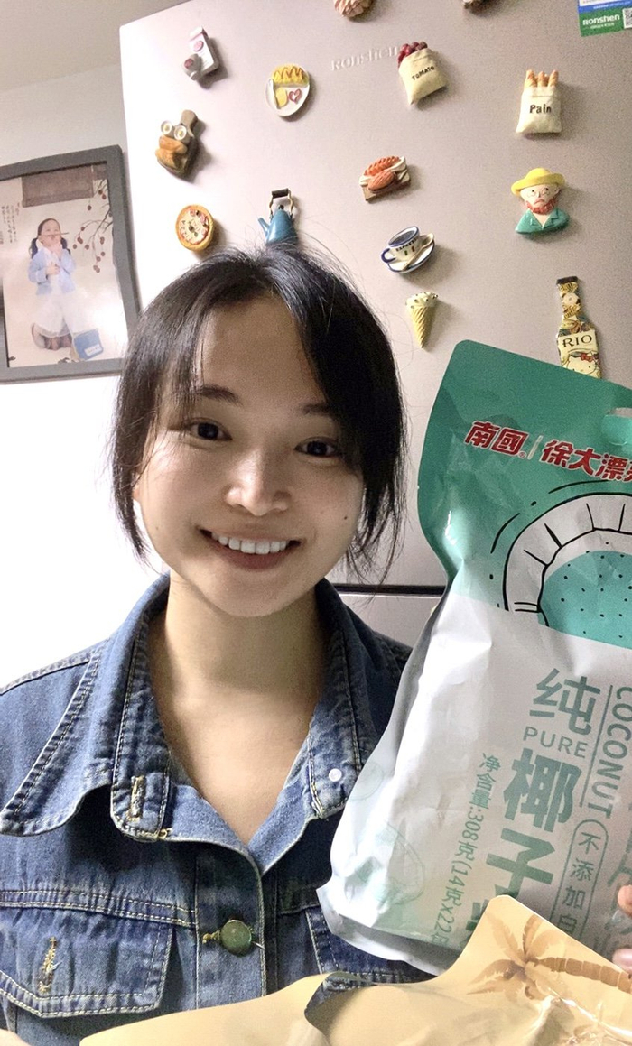 苏瑜在直播间分享海南好物。受访者供图