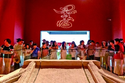 市民参观晋阳古城考古博物馆。太原市文物局供图