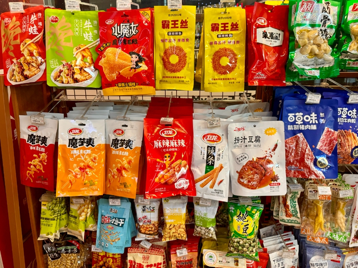 便利店内的卫龙产品 （左宇摄）