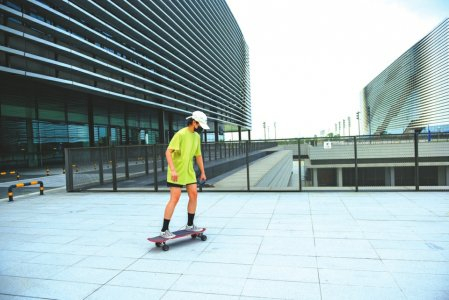 新华社发 市民在东安湖体育公园玩滑板。陈羽啸摄