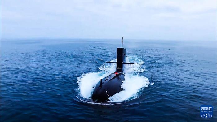   海军某潜艇支队任务潜艇完成任务后浮起返航（资料照片）。新华社发（茆琳摄）
