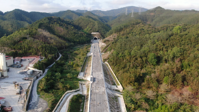 公岭隧道出口。