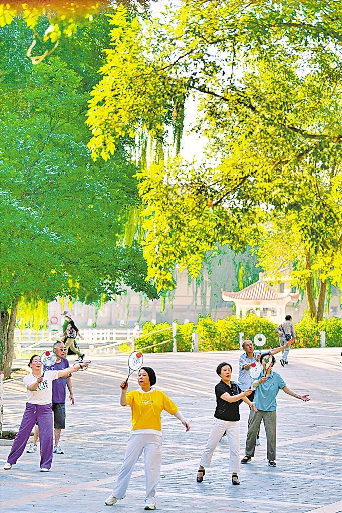 银川市中山公园，市民在晨练。宁夏日报记者　马楠　摄