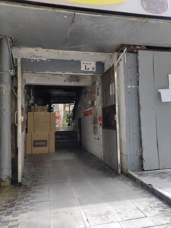 （八卦岭宿舍的楼栋门口 吴家明/摄）