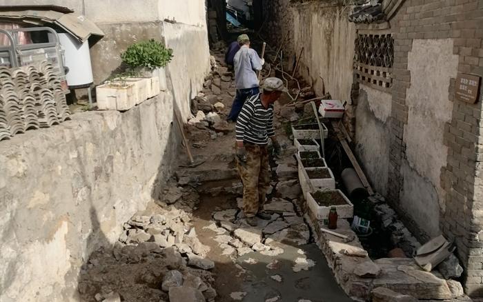 汛期到来前，苇子水村村民疏通修理排水管线。受访者供图