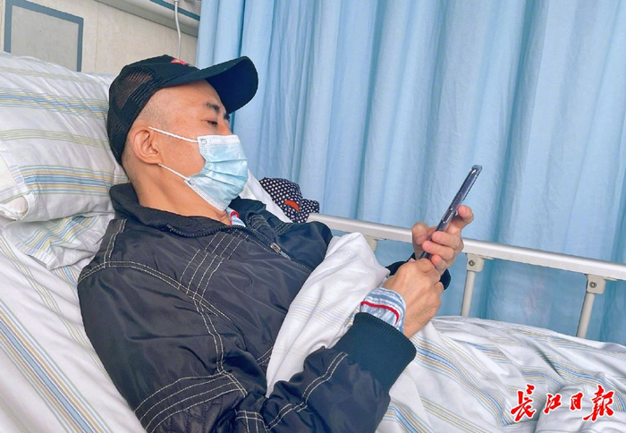 出院后第一次回来复查完，李宏伟赶紧把检查结果打电话告诉妻子。记者刘璇 摄