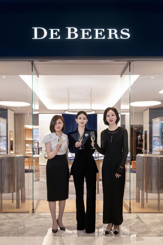 品牌代言人赵丽颖与戴比尔斯珠宝中国区董事总经理周育如女士（左）及成都SKP副总经理李晓晨女士（右）