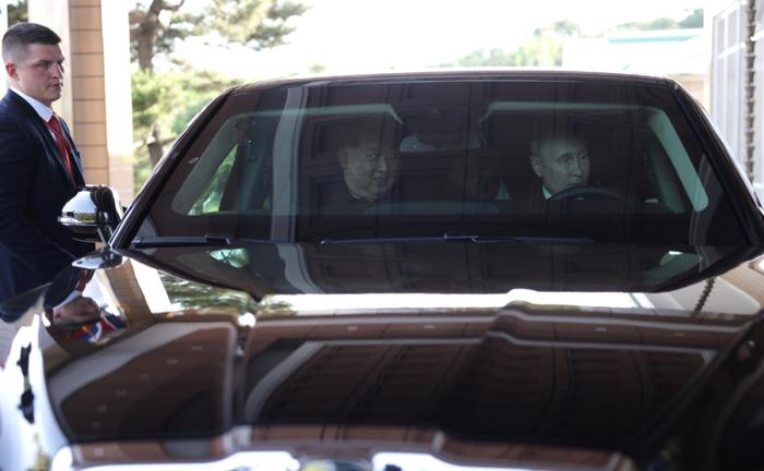 6月19日下午，金正恩和普京在会晤后轮流开车“兜风”。图/克里姆林宫官网