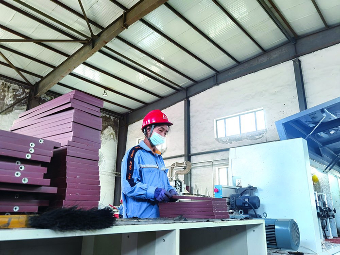     职工正在加工板材。王红 摄
