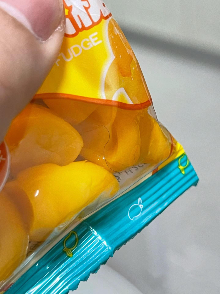 　　还未拆封消费者就在软糖中发现毛发。