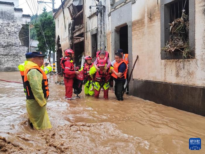   6月20日，在黄山市歙县绍濂乡，救援人员帮助转移群众。新华社发（歙县山越救援队供图）