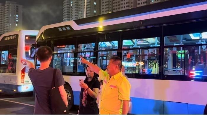 散场后，工作人员引导歌迷乘坐接驳车。