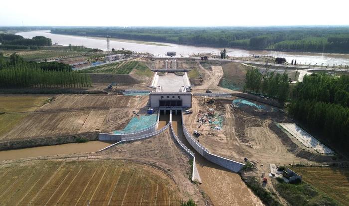 　　6月19日，位于黄河高青段的马扎子引黄闸在开闸引水（无人机照片）。新华社记者 徐速绘 摄