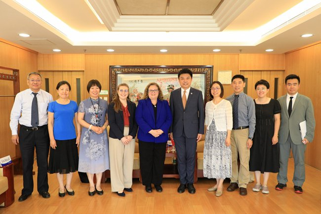 美国驻华大使馆新闻文化处公使衔参赞费曼舒访问北外