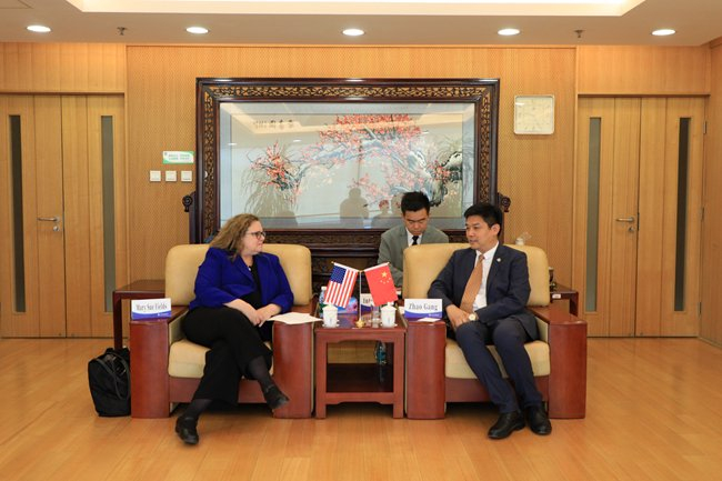 美国驻华大使馆新闻文化处公使衔参赞费曼舒访问北外