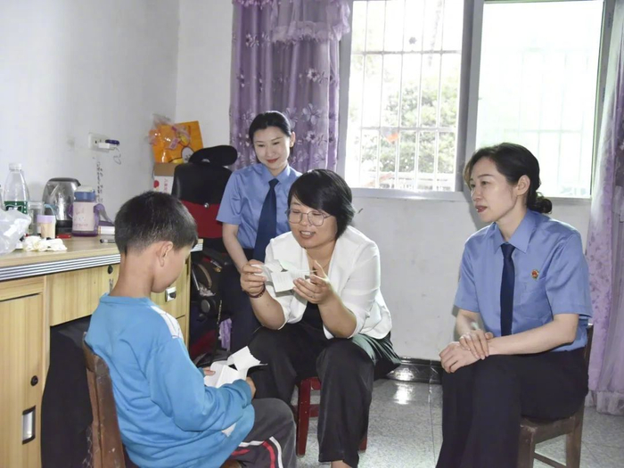湖北省大冶市检察院检察官和心理专家到某刑事案件当事人家中，为当事人的孩子进行心理疏导。